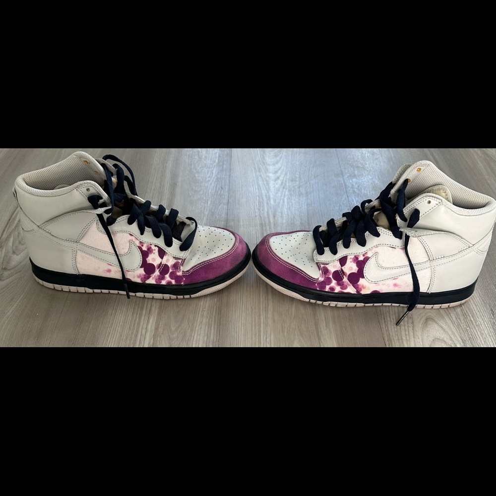Womens 8.5 Nike Hightop Sneaker